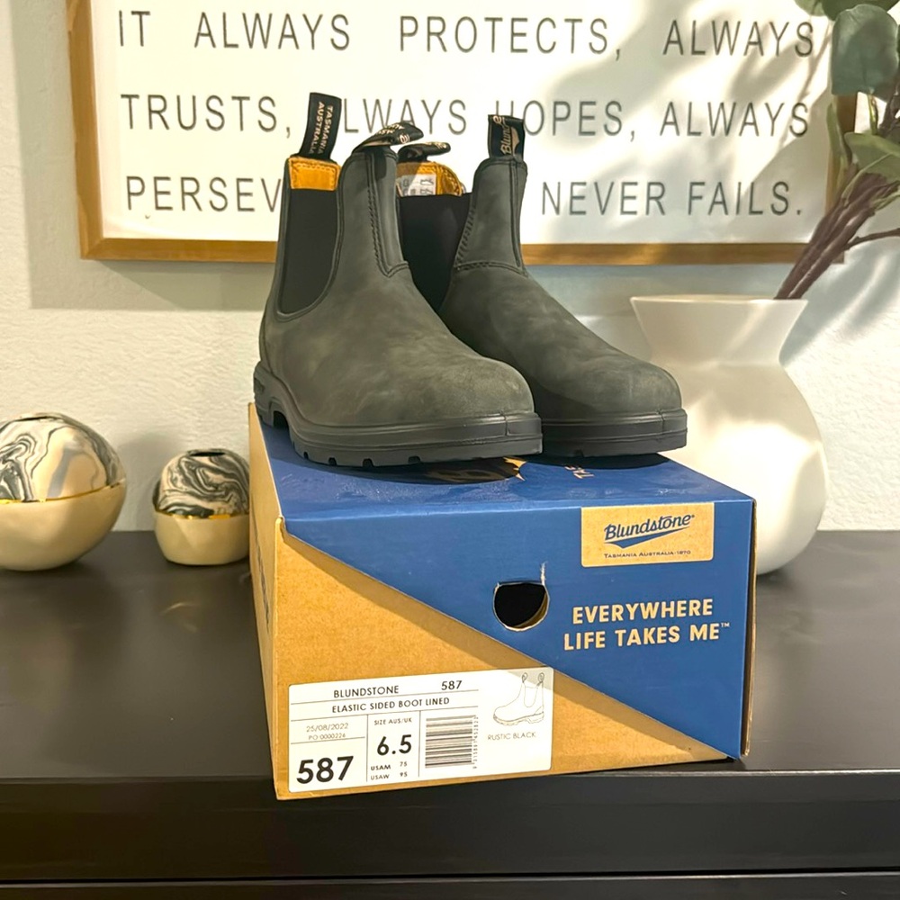 NIB Rustic Black Blundstone Boots